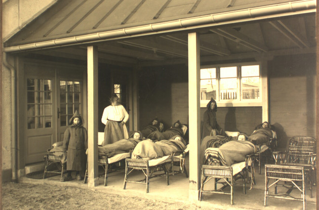 Patienter ved kurskolen på Frederiksberg Hospital hviler sig i den såkaldte liggehal ca. 1915.