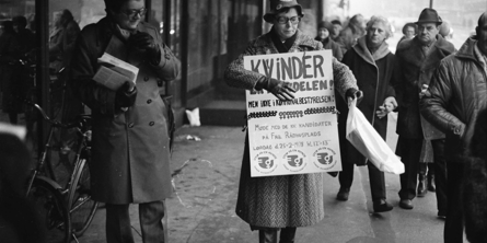 Inger Abrahamsen (A) agiterer på gaden op til kommunalvalget i 1978. På hendes skilt står der: "Kvinder er halvdelen, men ikke i kommunalbestyrelsen".