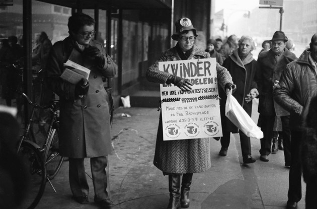 Inger Abrahamsen (A) agiterer på gaden op til kommunalvalget i 1978. På hendes skilt står der: "Kvinder er halvdelen, men ikke i kommunalbestyrelsen".