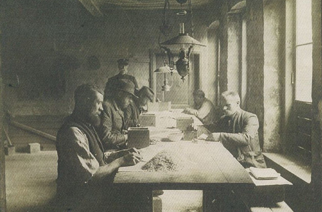 Mænd omkring arbejdsbordet i fattighuset på Howitzvej, ca. 1900.