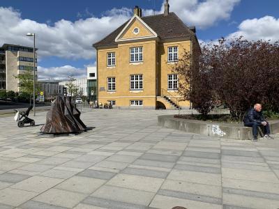 Plads ved Den Gule Villa (Dirch Passers Allé 2)
