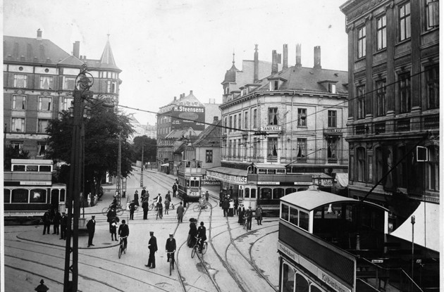 Fire sporvogne mødes i Allégade-krydset ca. 1913.