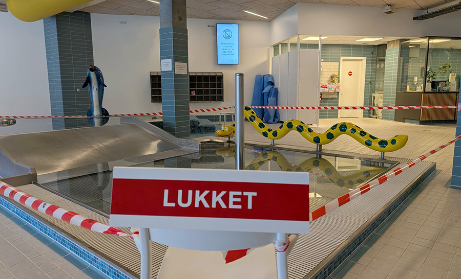 Soppebassinet i Flintholm Svømmehal. Der er afspærringsbånd omkring bassinet, og forrest er et skilt, hvor der står "lukket".