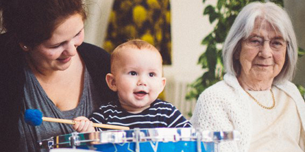 Julie og Valdemar er frivillige på Betaniahjemmet