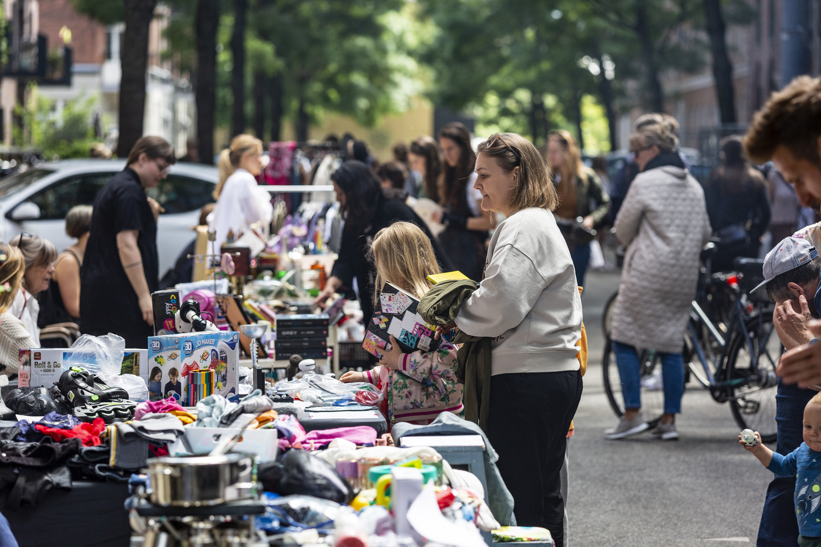 Kvinde kigger på farvestrålende ting på et loppemarked på Frederiksberg