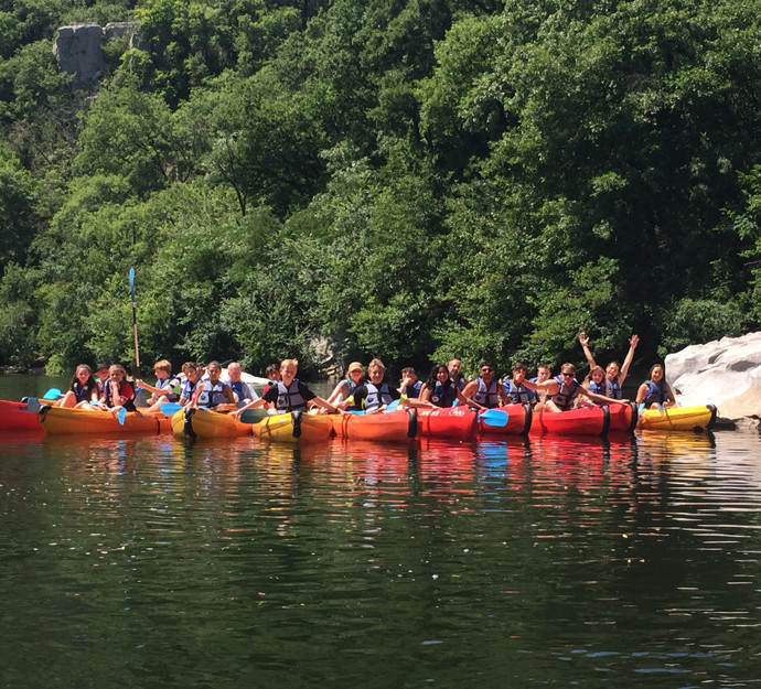 Gruppebilled i kajakker
